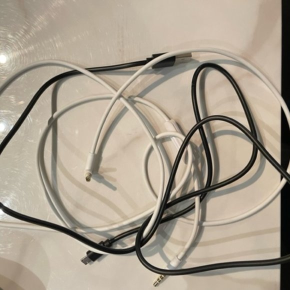 Beats by Dre Solo 2 Rose Gold Wireless Headphones - Picture 7 of 7